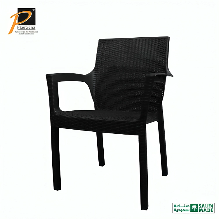 كراسي بلاستيك وطاولات