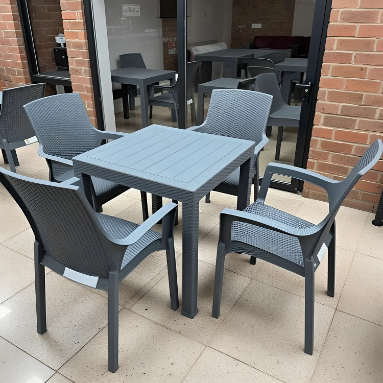 🌿 طقم جلسة خارجية بلاستيك – طاولة مربعة + 4 كراسي منسوجة