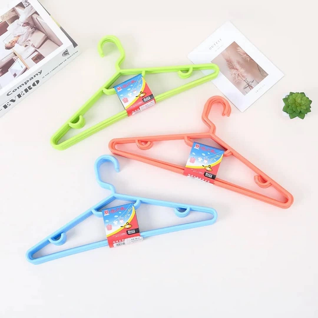 🌈 أناقة وترتيب بخطوة واحدة! شماعات بلاستيك متينة وملونة لتنظيم خزانة الملابس 🌈