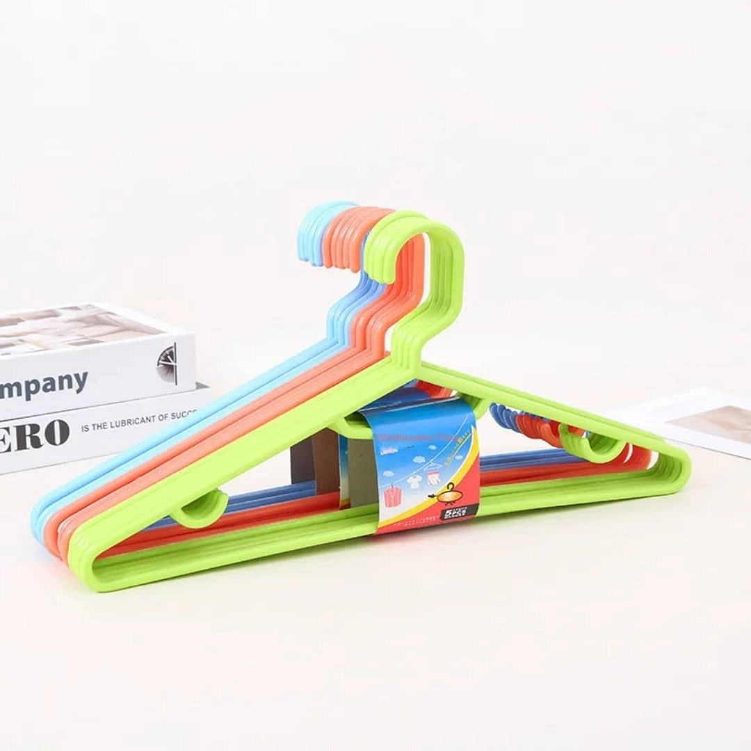 🌈 أناقة وترتيب بخطوة واحدة! شماعات بلاستيك متينة وملونة لتنظيم خزانة الملابس 🌈