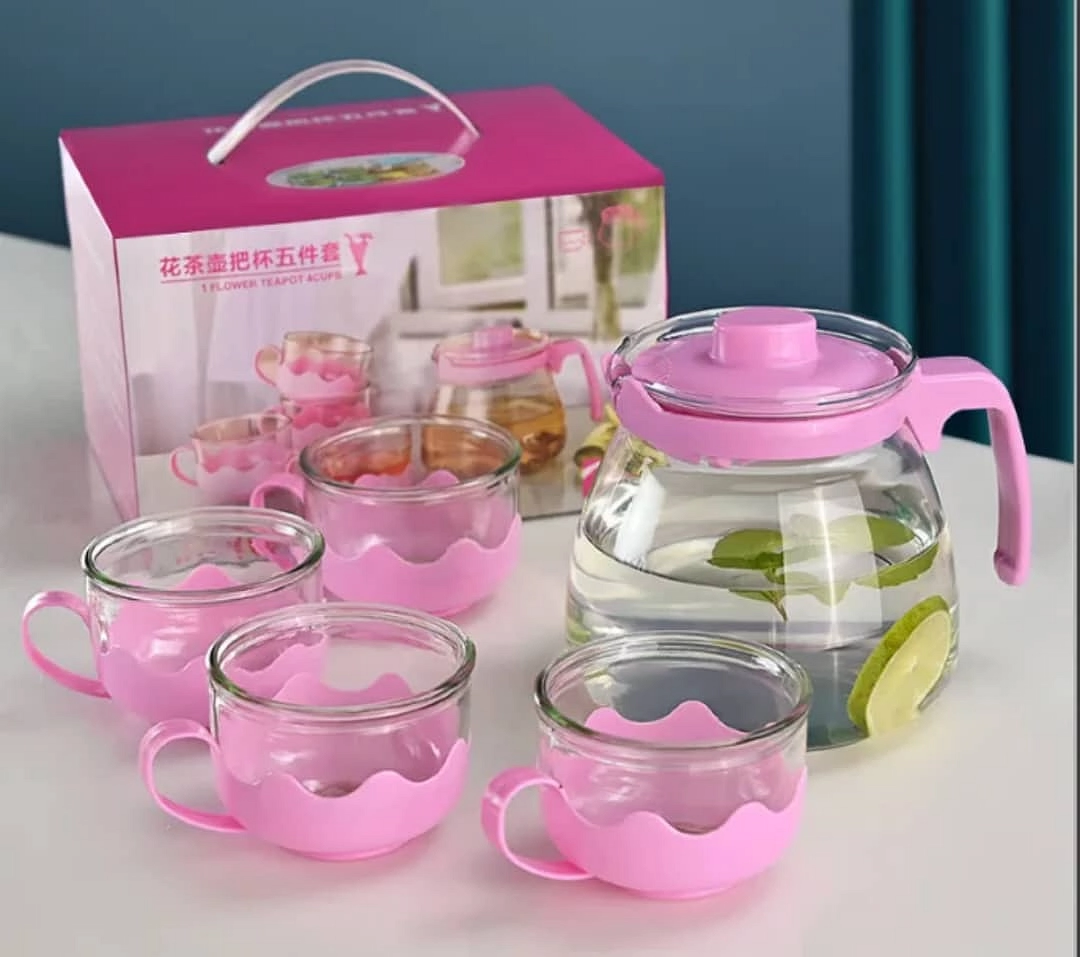 طقم إبريق شاي وأكواب زجاجية بتصميم وردي (خمس قطع). السعر: 9 ريال سعودي فقط.