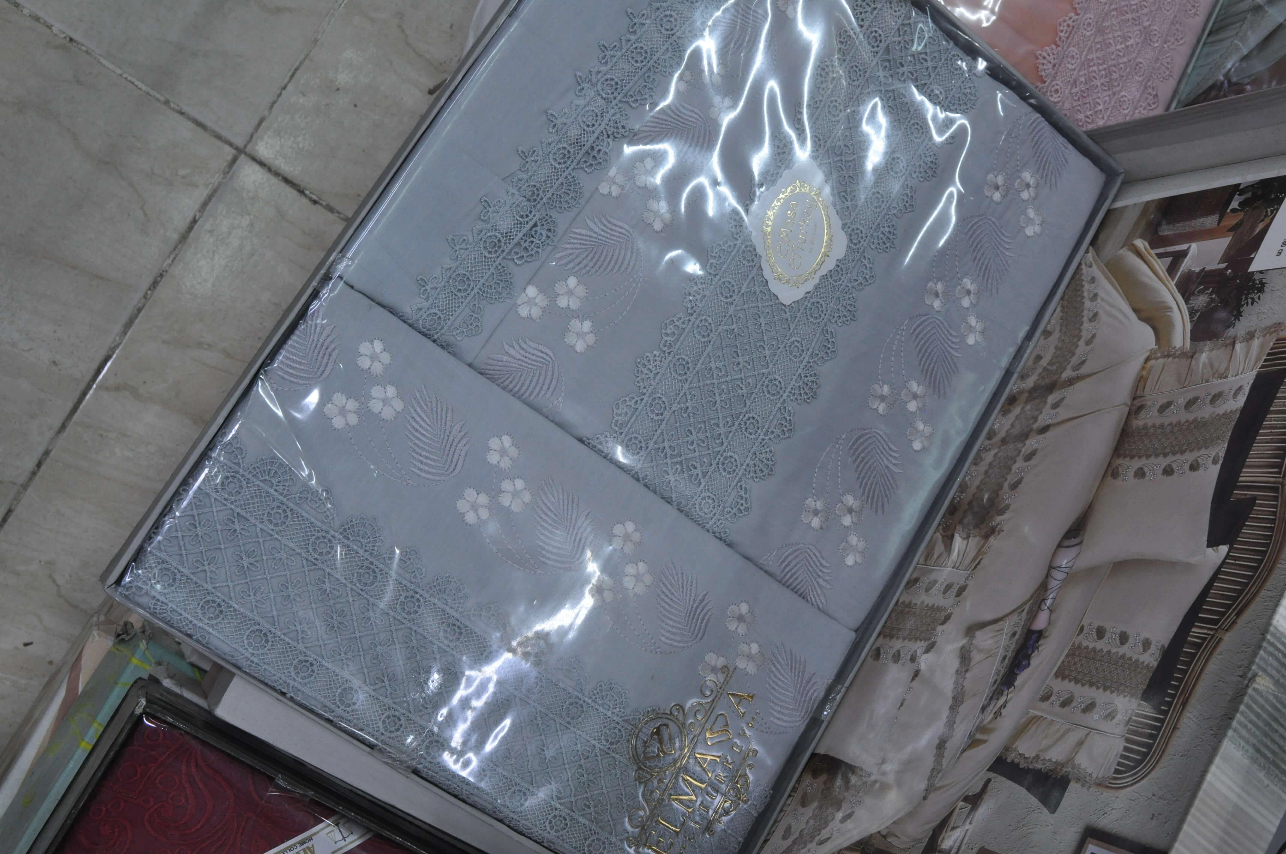 طقم سرير كبير فاخر يجمع بين الأناقة والراحة