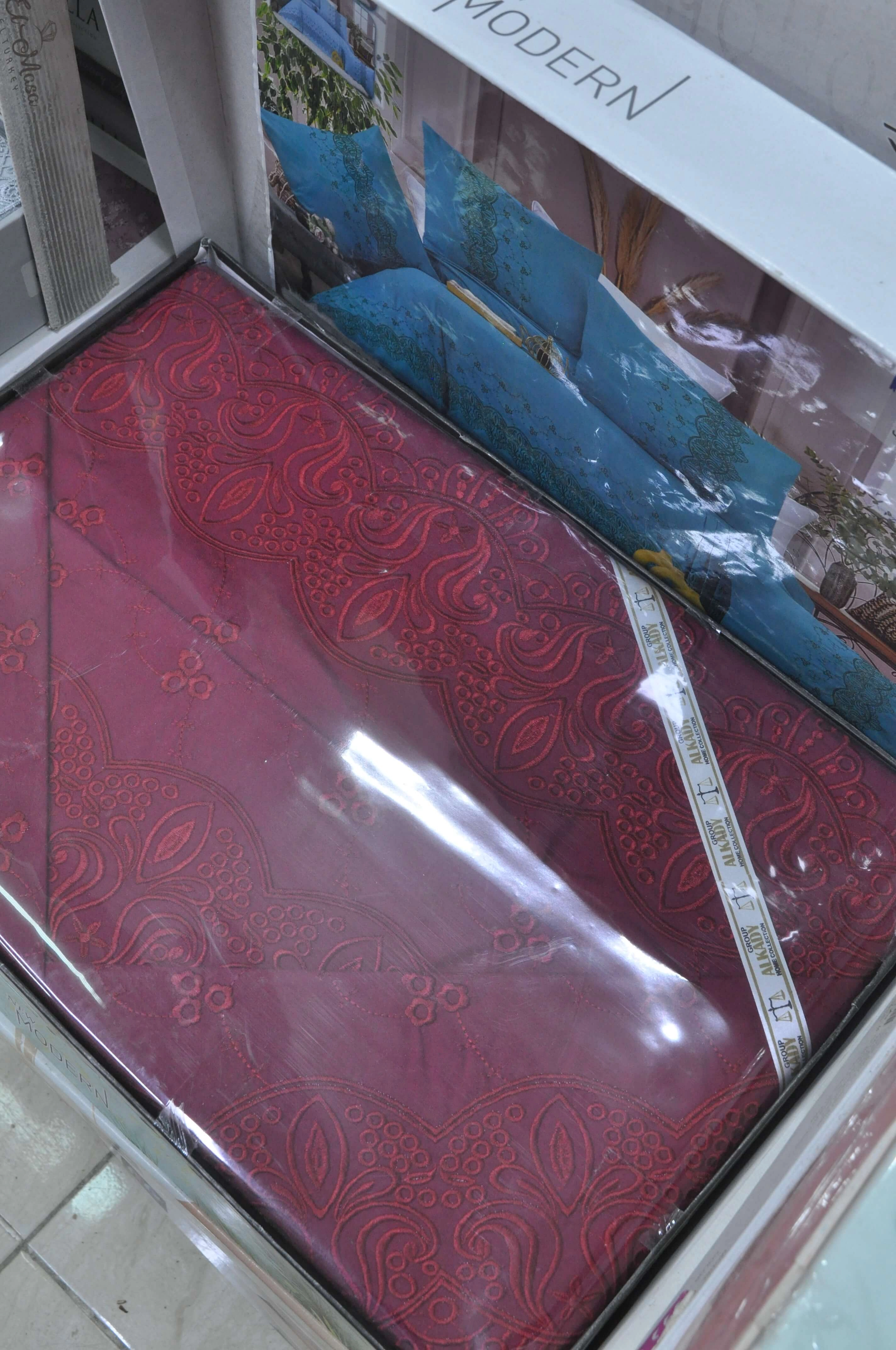 طقم سرير كبير بلون نبيتي مزخرف بتطريزات أنيقة