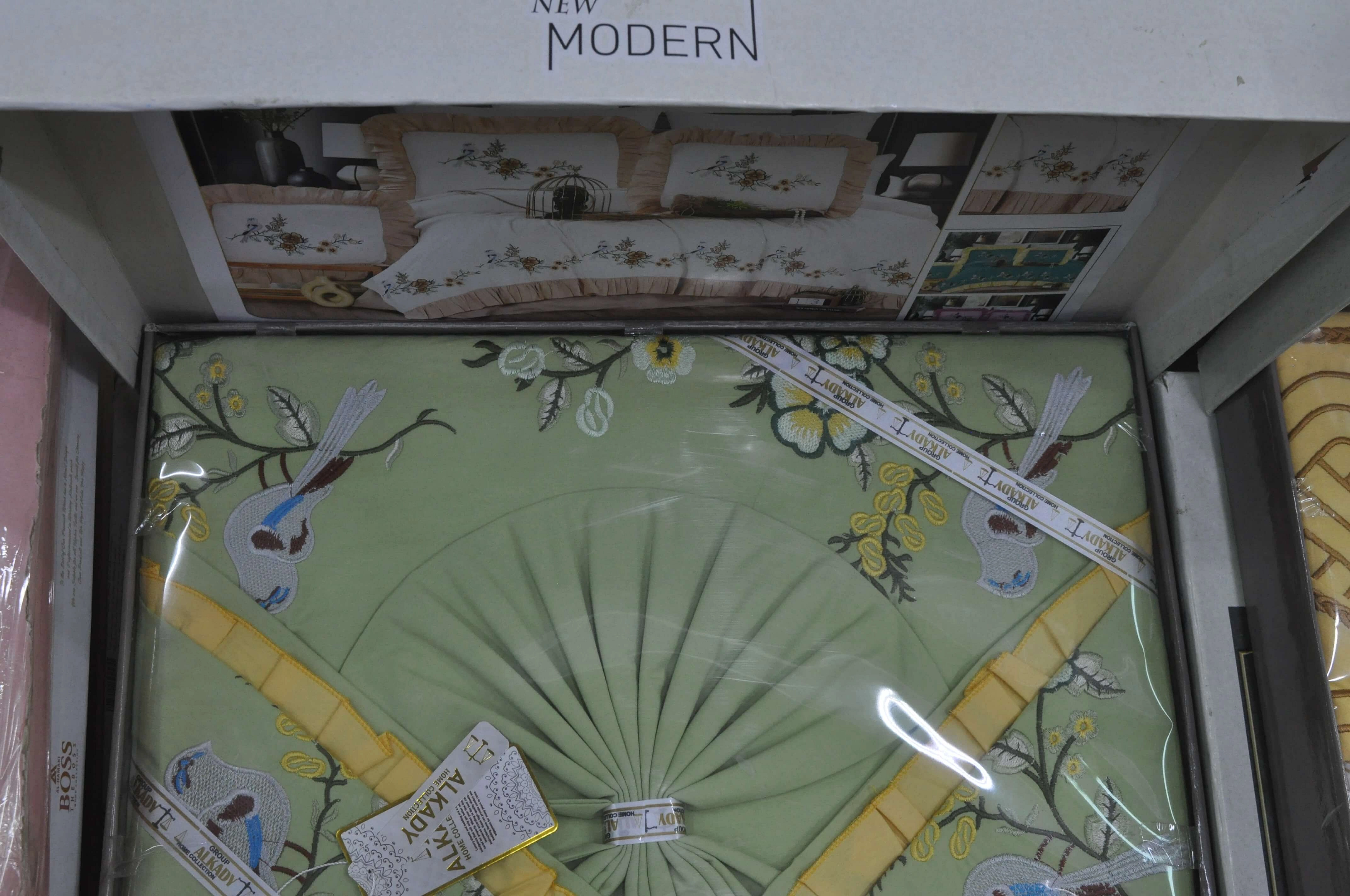 طقم سرير كبير باللون الأخضر الفاتح