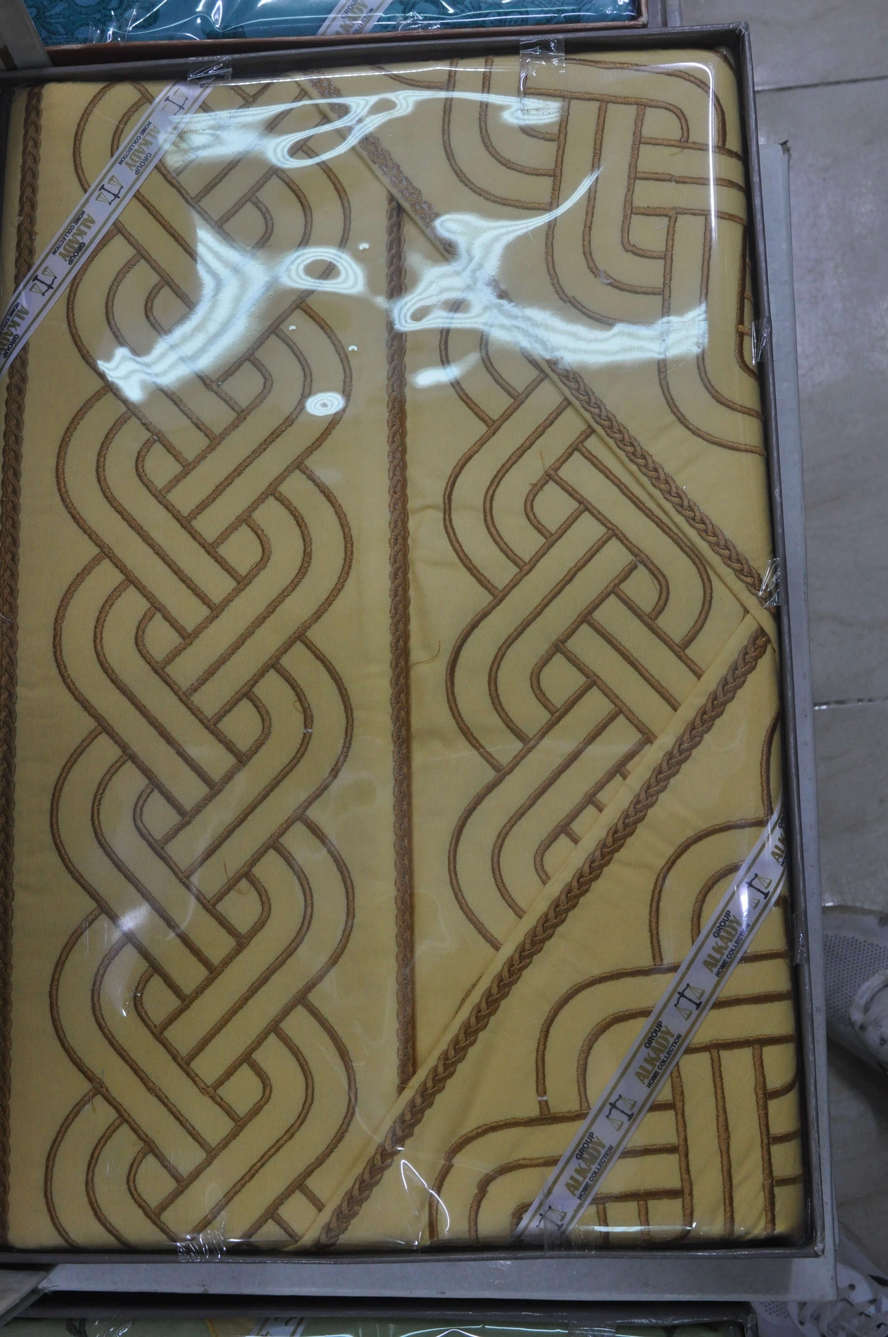 طقم سرير كبير باللون الزيتي