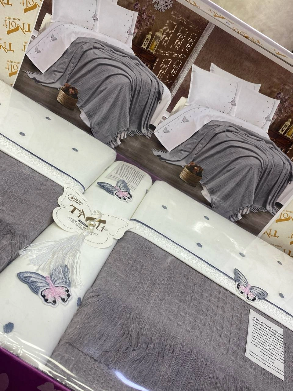 طقم سرير 8 قطع مطرز بالفراشات