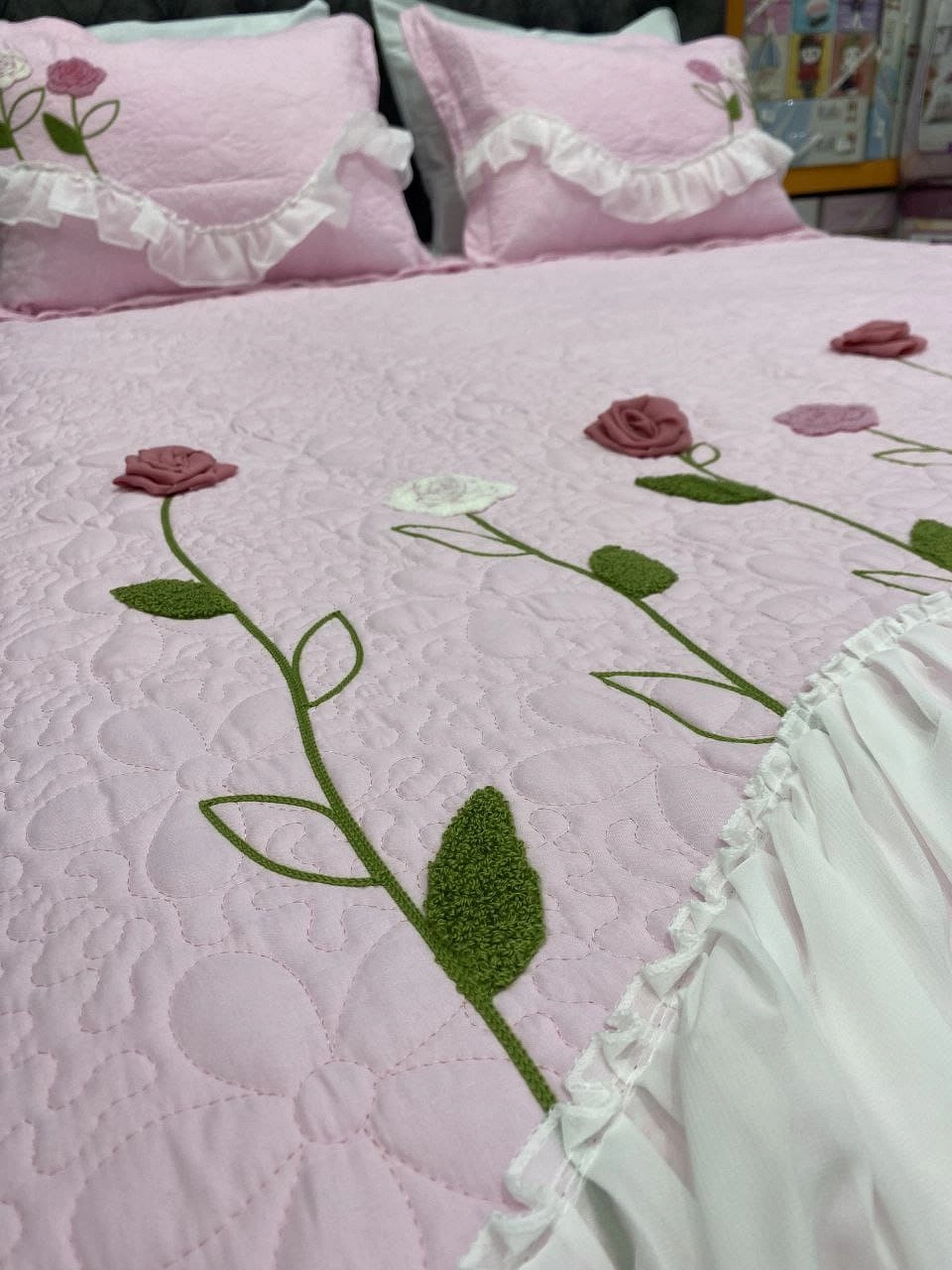 طقم سرير أنيق وراقي