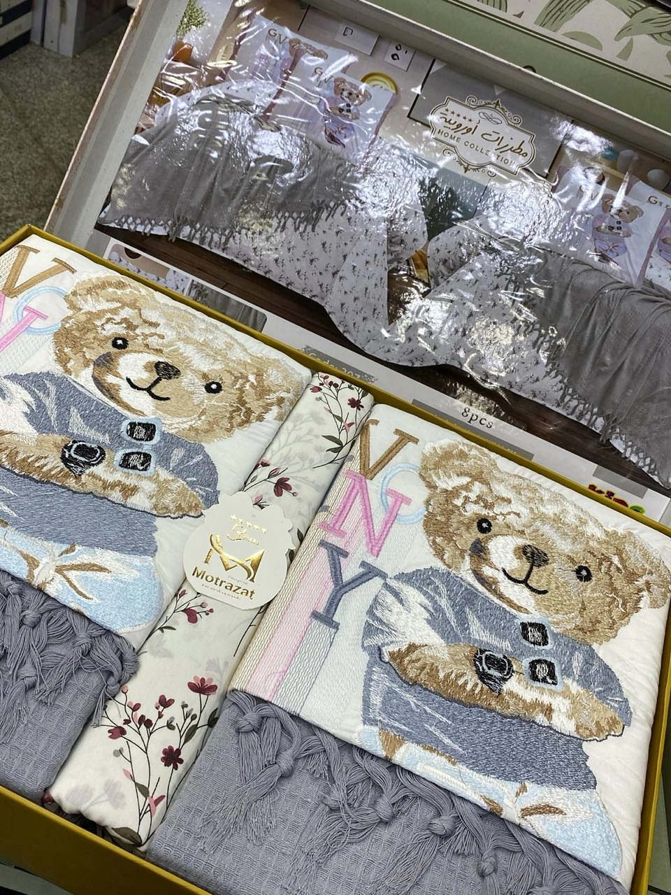 طقم سرير أطفال مطرّز بدب تيدي – شامل الكوفرته