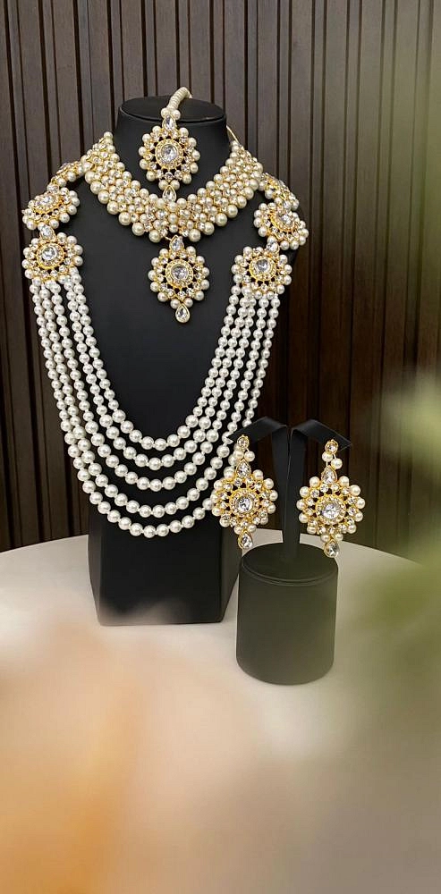 Chinese gold women's accessories