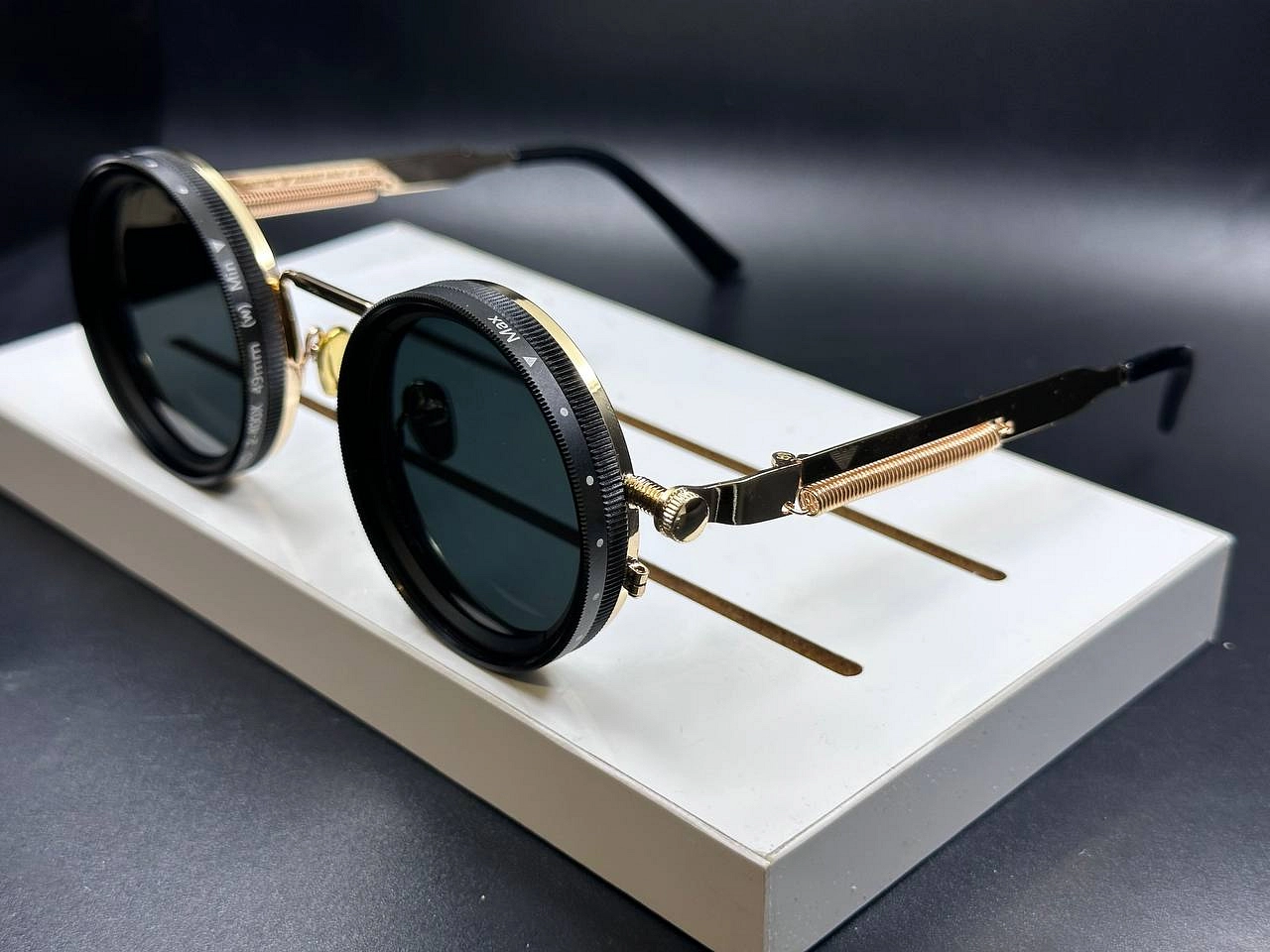 النظاره الترند  العدسه الي بتلف تفتح و تغمق الميرور