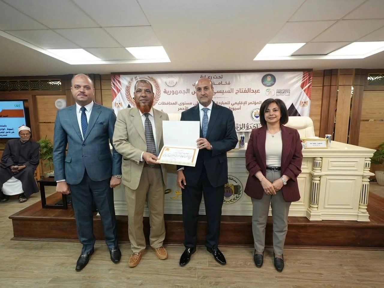 جمعية تنمية المجتمع بالبشندى على منصة التتويج بمؤتمر المبادرات الخضراء والذكية بمحافظة أسيوط